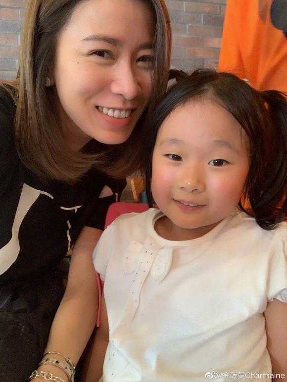 Lần đầu khoe con gái, Xa Thi Mạn vẫn nổi bần bật vì gương mặt cực trẻ trung nhờ nhan sắc lão hóa ngược ở tuổi 44-9