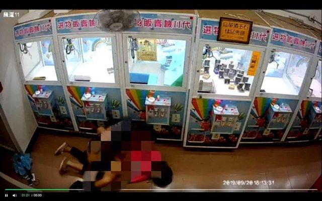 Cặp đôi ngang nhiên diễn cảnh nóng nơi công cộng nhưng hành động lạ của chàng trai mới gây sốc-1