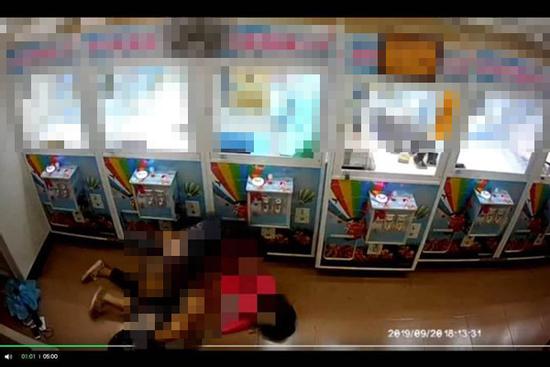 Cặp đôi ngang nhiên diễn cảnh nóng nơi công cộng nhưng hành động lạ của chàng trai mới gây sốc