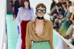 Người mẫu để ngực trần đi catwalk ở show Gucci tại tuần lễ thời trang Milan