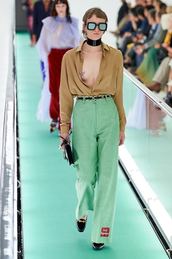 Người mẫu để ngực trần đi catwalk ở show Gucci tại tuần lễ thời trang Milan-1
