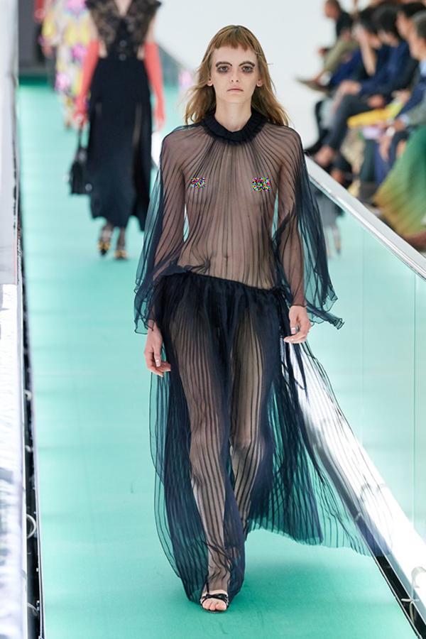 Người mẫu để ngực trần đi catwalk ở show Gucci tại tuần lễ thời trang Milan-2