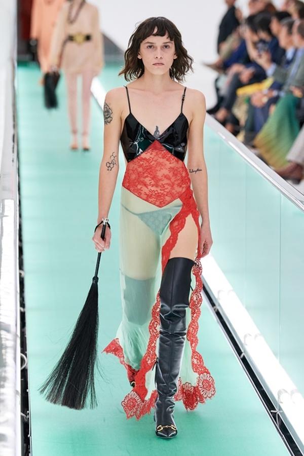Người mẫu để ngực trần đi catwalk ở show Gucci tại tuần lễ thời ...