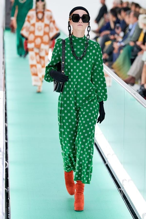 Người mẫu để ngực trần đi catwalk ở show Gucci tại tuần lễ thời trang Milan-5