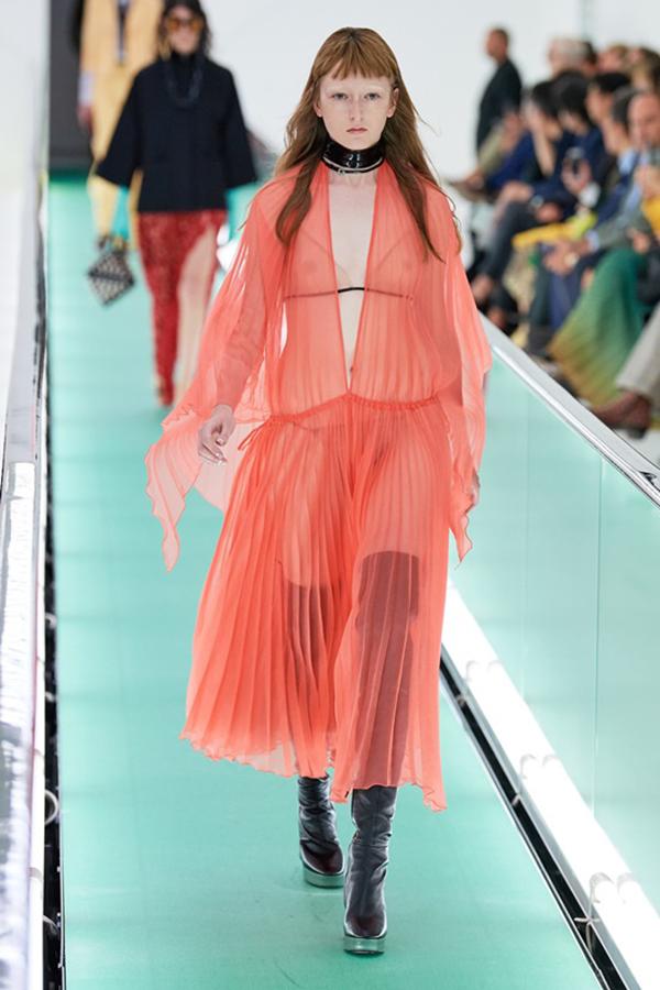 Người mẫu để ngực trần đi catwalk ở show Gucci tại tuần lễ thời trang Milan-9