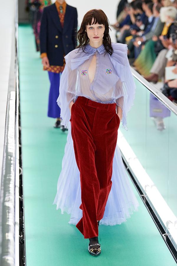 Người mẫu để ngực trần đi catwalk ở show Gucci tại tuần lễ thời trang Milan-10