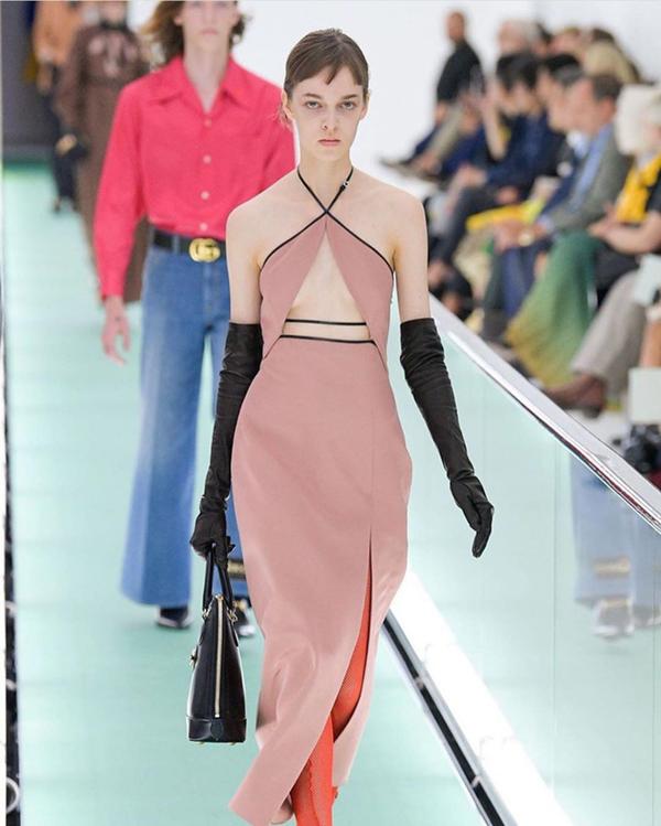 Người mẫu để ngực trần đi catwalk ở show Gucci tại tuần lễ thời trang Milan-11