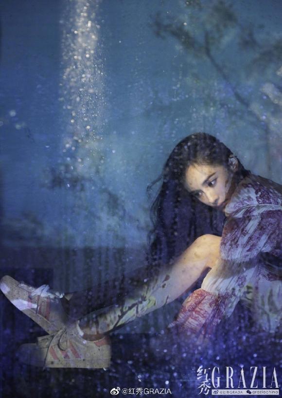 Bị ghét nhất Cbiz, Dương Mịch vẫn thoải mái diện váy xẻ cao, khoe chân thon dài đẹp hết phần thiên hạ-4