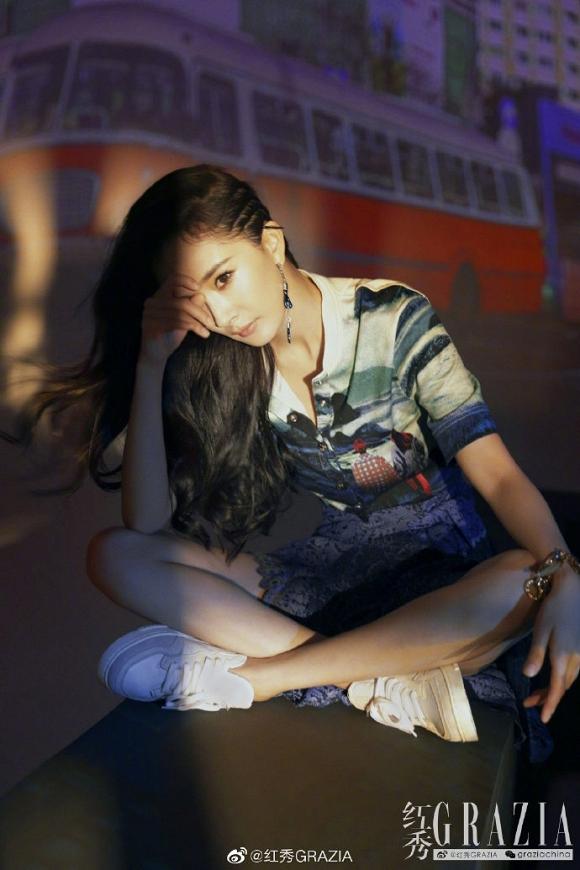 Bị ghét nhất Cbiz, Dương Mịch vẫn thoải mái diện váy xẻ cao, khoe chân thon dài đẹp hết phần thiên hạ-8