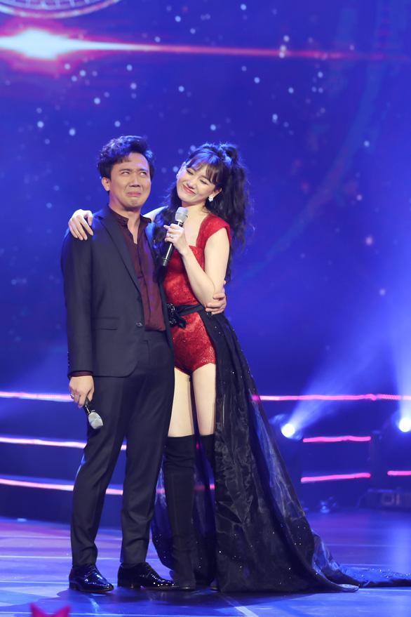 Học Hà Hồ: Đông Nhi, Hari Won cũng dùng chiêu biến hóa váy 2 in 1 xuất sắc-6