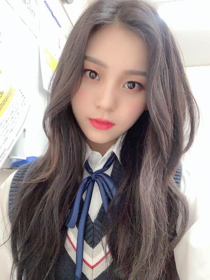 Mới đây, nữ idol Umji của nhóm nhạc nữ GFriend đã chia sẻ hình ảnh mới nhất của mình tới người hâm mộ. Gương mặt nhỏ nhắn của vẻ ngoài xinh đẹp tựa nữ thần của Umji đã nhận được nhiều lời khen từ phía khán giả.