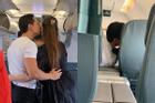Lộ ảnh Kim Lý và Hồ Ngọc Hà ôm hôn tình tứ trên máy bay đông người