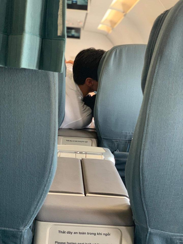 Lộ ảnh Kim Lý và Hồ Ngọc Hà ôm hôn tình tứ trên máy bay đông người-4