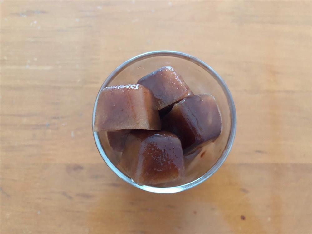 Bỏ cà phê vào khay đá rồi cho vào tủ lạnh, vài tiếng sau được món tuyệt phẩm ai cũng mê-2