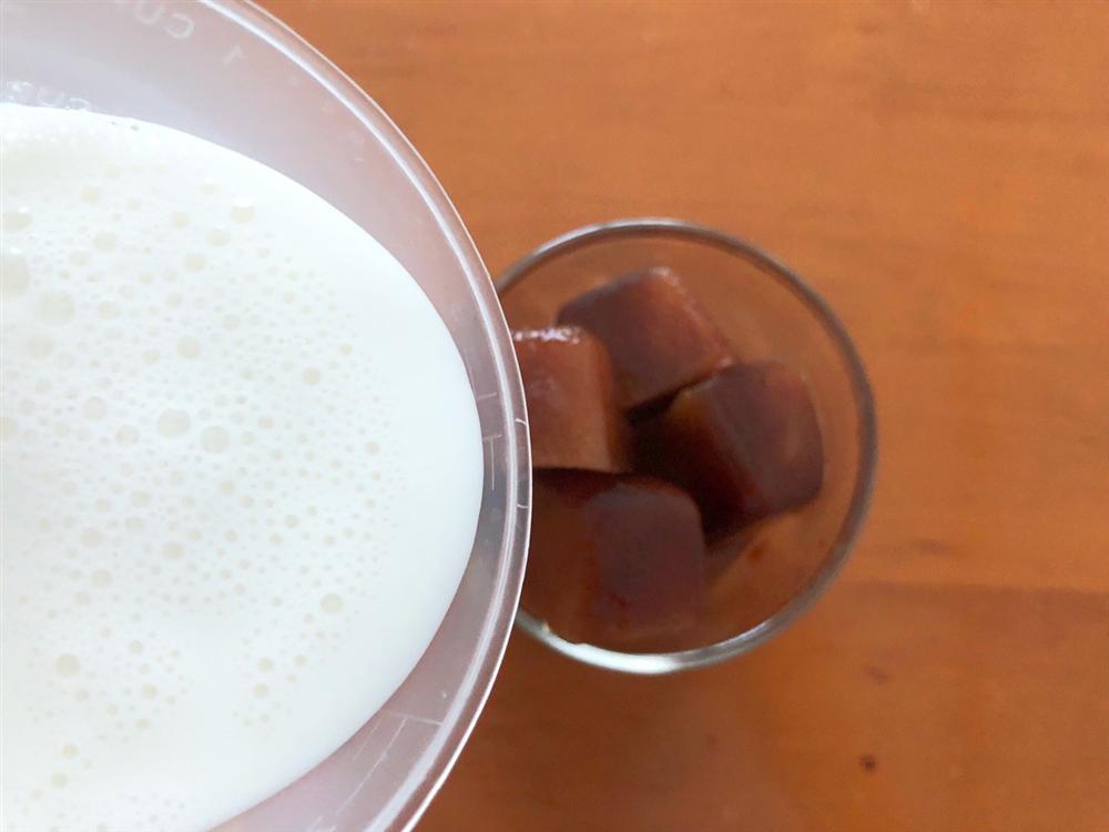 Bỏ cà phê vào khay đá rồi cho vào tủ lạnh, vài tiếng sau được món tuyệt phẩm ai cũng mê-3