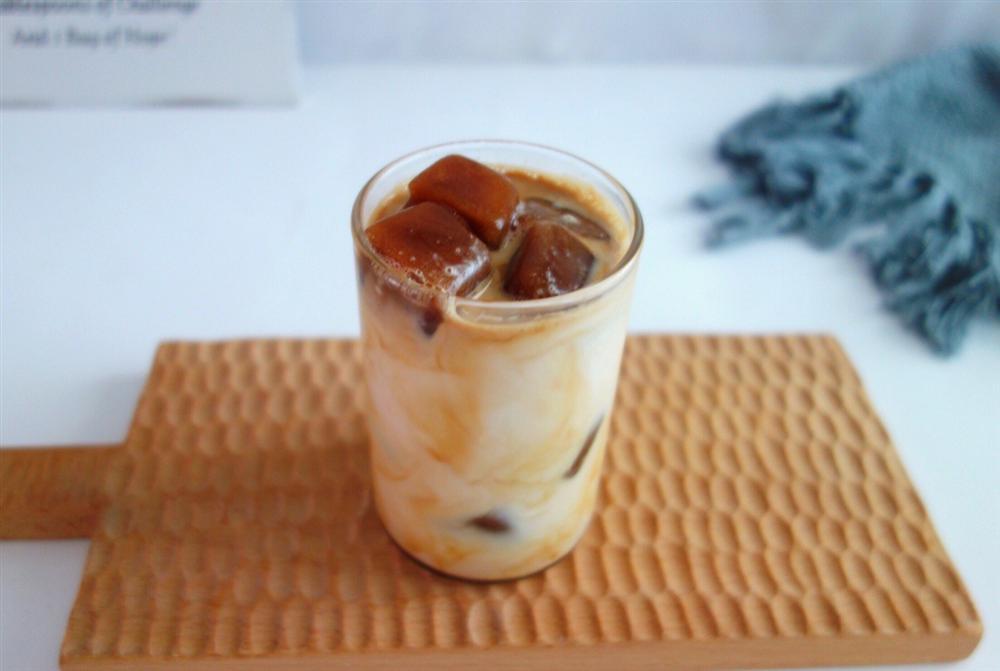 Bỏ cà phê vào khay đá rồi cho vào tủ lạnh, vài tiếng sau được món tuyệt phẩm ai cũng mê-4