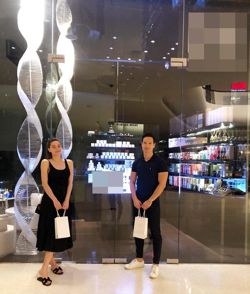 Lộ ảnh Kim Lý và Hồ Ngọc Hà ôm hôn tình tứ trên máy bay đông người-5