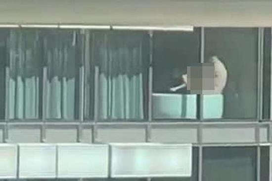 Cặp đôi thản nhiên mây mưa ở phòng tắm có cửa kính trong suốt và cái kết ngoài sức tưởng tượng