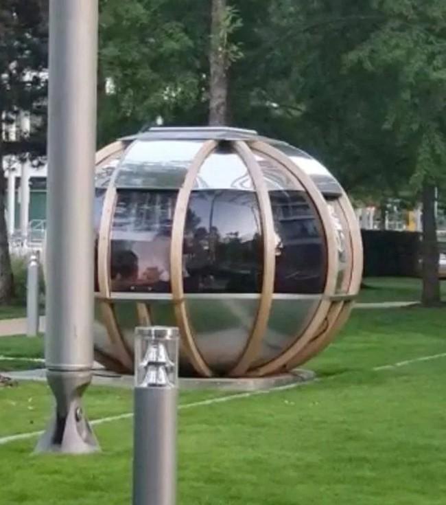 Cặp đôi thản nhiên mây mưa ở phòng tắm có cửa kính trong suốt và cái kết ngoài sức tưởng tượng-3