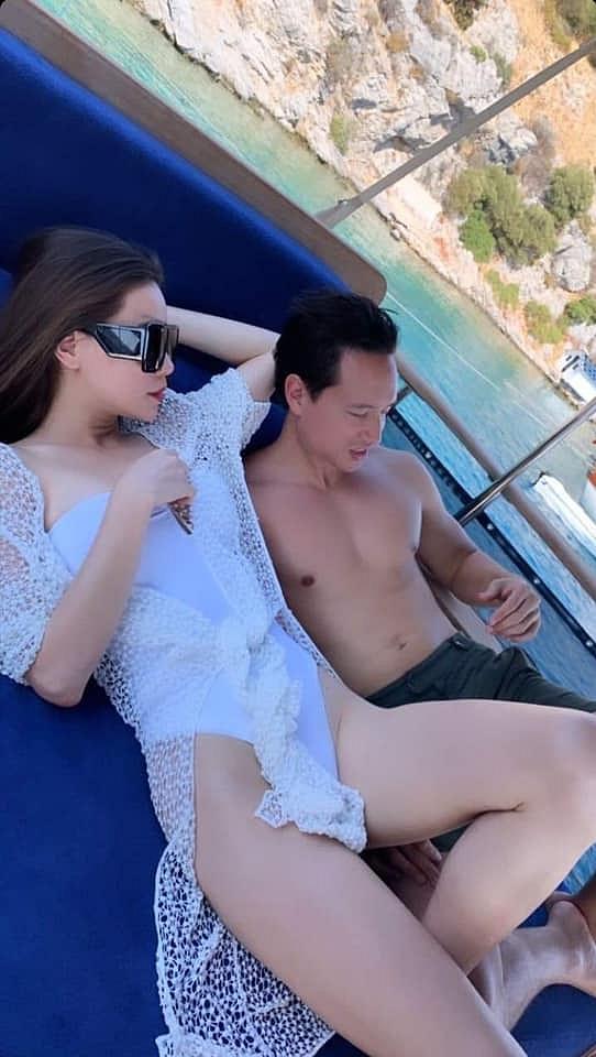 Lộ ảnh Kim Lý và Hồ Ngọc Hà ôm hôn tình tứ trên máy bay đông người-14