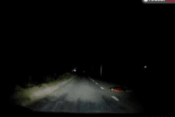 Clip: Tài xế ô tô hú hồn khi đang chạy trong đêm tối chợt thấy một người đàn ông nằm sõng soài trên đường