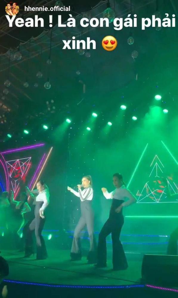 Khoảnh khắc Hhen Niê đu đưa, bắn tim khi xem Bảo Thy hát được chia sẻ rầm rộ vì quá đáng yêu-2