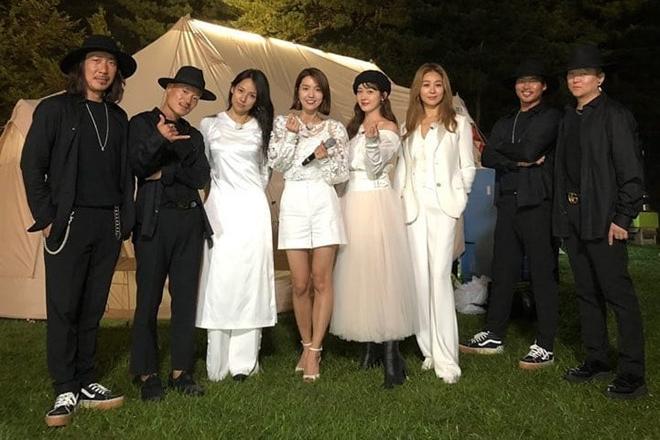 Nữ ca sĩ Mỹ bị chỉ trích vì mặc áo dài không quần-4