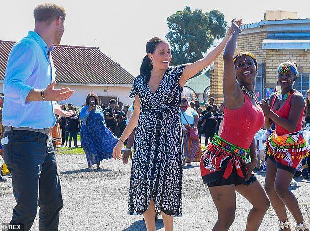 Công nương Meghan Markle bị chỉ trích vì mặc váy hở hang, phạm quy định Hoàng Gia-1