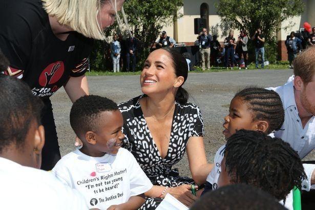 Công nương Meghan Markle bị chỉ trích vì mặc váy hở hang, phạm quy định Hoàng Gia-2