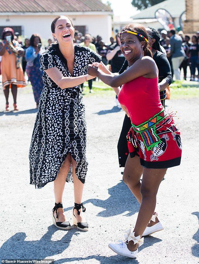 Công nương Meghan Markle bị chỉ trích vì mặc váy hở hang, phạm quy định Hoàng Gia-3