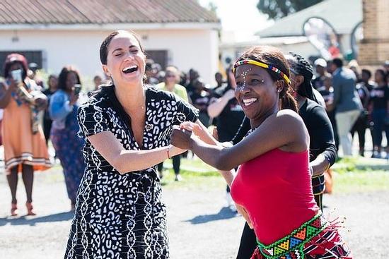 Công nương Meghan Markle bị chỉ trích vì mặc váy hở hang, phạm quy định Hoàng Gia