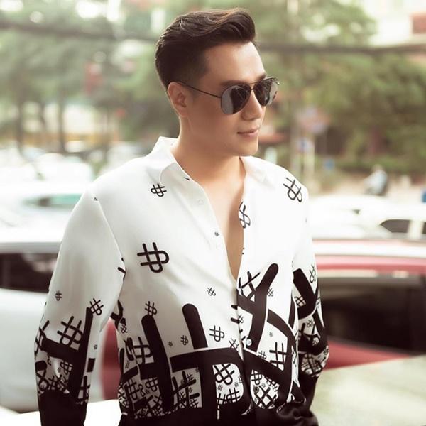 Nhan sắc hiện tại của Việt Anh sau gần 3 tháng phẫu thuật thẩm mỹ. Nam diễn viên cho biết, anh hoàn toàn hài lòng với dung mạo mới này. Nói về những lời chê bai của cư dân mạng, diễn viên phim "Mê cung" chia sẻ, ban đầu anh bất ngờ và chạnh lòng nhưng sau đó Việt Anh không thấy buồn mà rất cảm ơn vì công chúng đã dành sự quan tâm đến mình.