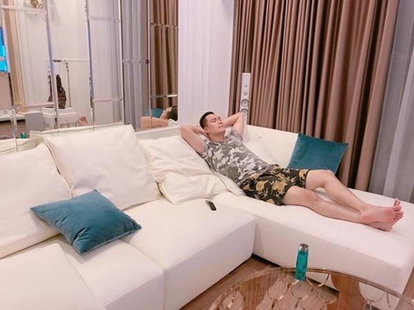 Ngoài xe hơi, Việt Anh còn sở hữu một căn hộ chung cư cao cấp ở Hà Nội. Tuy nhiên, anh cũng rao bán hoặc cho thuê lại căn hộ sau khi ly hôn để vào Tp.HCM sinh sống, hoạt động nghệ thuật.