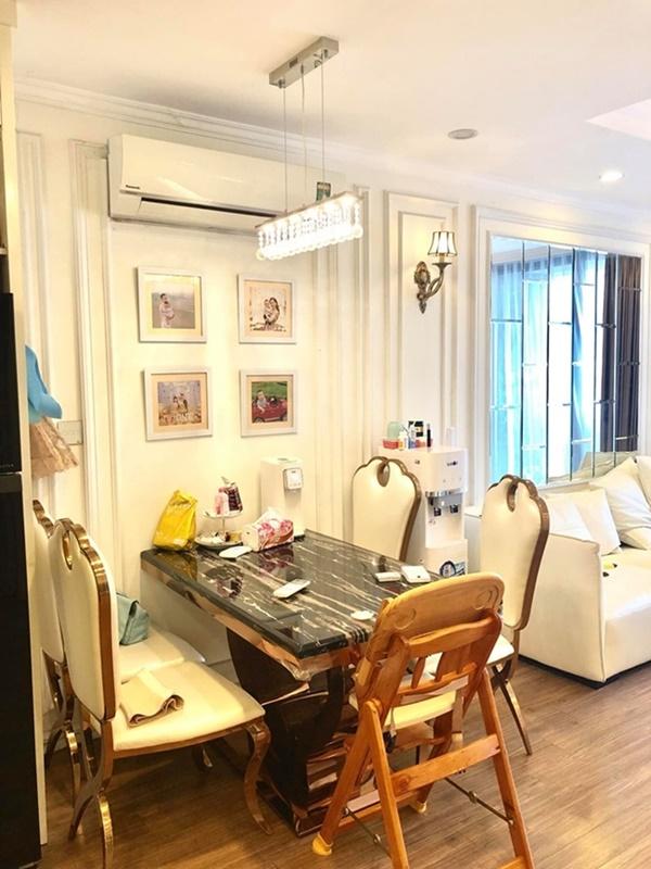 Căn hộ thuộc khu đô thị Time City với đầy đủ nội thất. Thậm chí, Việt Anh còn nhấn mạnh thêm rằng  căn hộ của mình "chỉ việc xách quần áo vào ở luôn, đảm bảo ngủ một đêm là không muốn ra khỏi nhà".