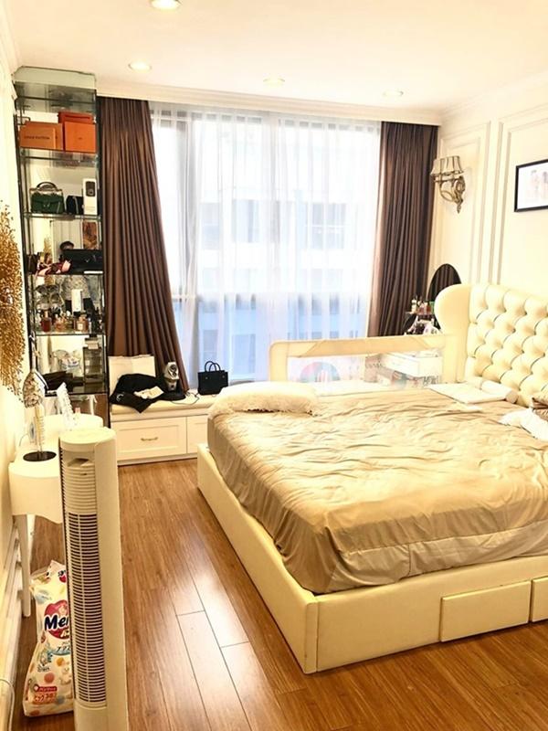 Vốn đã sinh sống từ trước khi ly hôn nên trong căn hộ của nam diễn viên đầy đủ đồ đạc, nội thất.