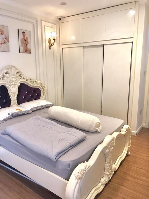 Một góc phòng ngủ trong căn hộ của Việt Anh toát lên phong cách sang trọng, xa hoa.