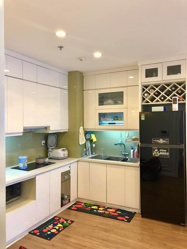 Phòng bếp với đầy đủ nội thất, thiết bị hiện đại.