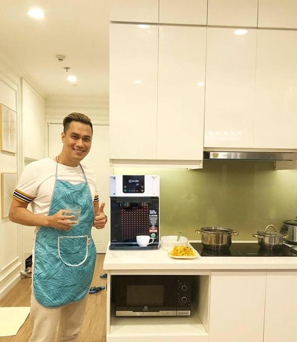 Diễn viên 8X trổ tài vào bếp khi ở nhà.