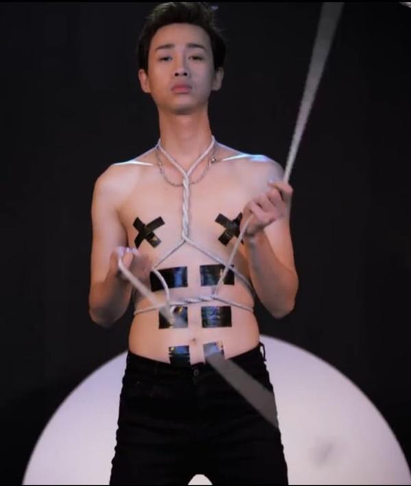 Hải Triều được BB Trần photoshop quá tay trong parody Đi đu đưa đi, xem hình gốc fan không đỡ nổi độ lầy-5