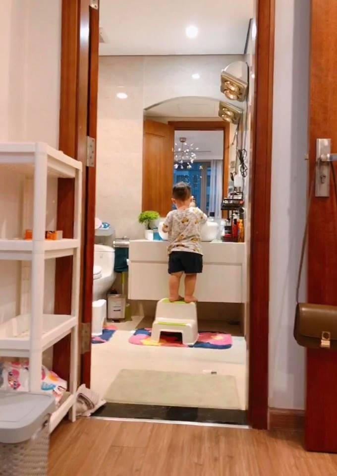 Khoe clip con trai siêu đáng yêu khi đến trường, hotmom Ly Kute bị soi ra điểm bất thường-5