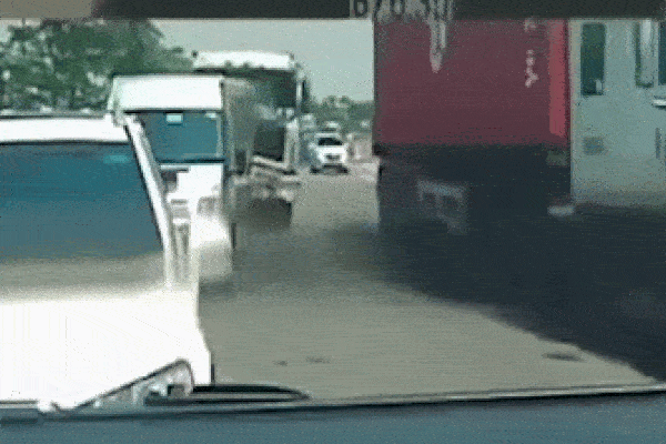 Clip: Kinh hoàng khoảnh khắc xe container đâm liên tiếp 3 ô tô đang dừng đèn đỏ ở Hà Nội
