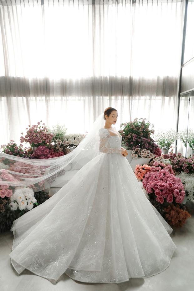 Nhã Phương mặc váy cưới siêu gợi cảm nhưng sao vòng 1 lại kỳ quặc thế này?-4