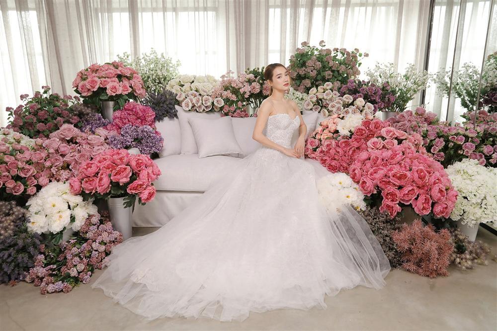 Nhã Phương mặc váy cưới siêu gợi cảm nhưng sao vòng 1 lại kỳ quặc thế này?-8