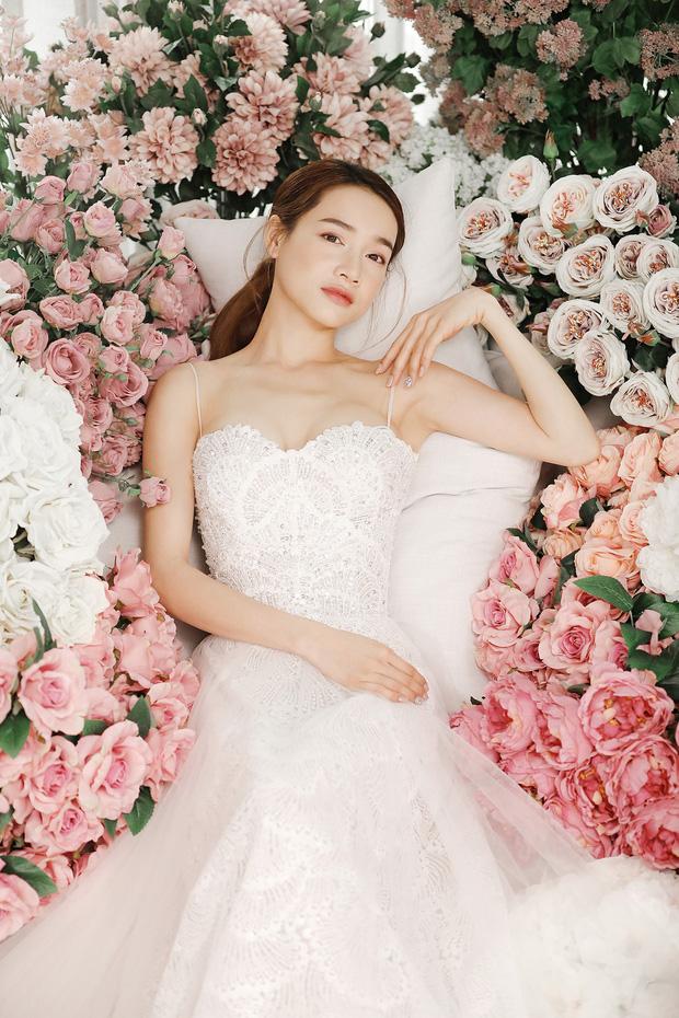 Nhã Phương mặc váy cưới siêu gợi cảm nhưng sao vòng 1 lại kỳ quặc thế này?-9