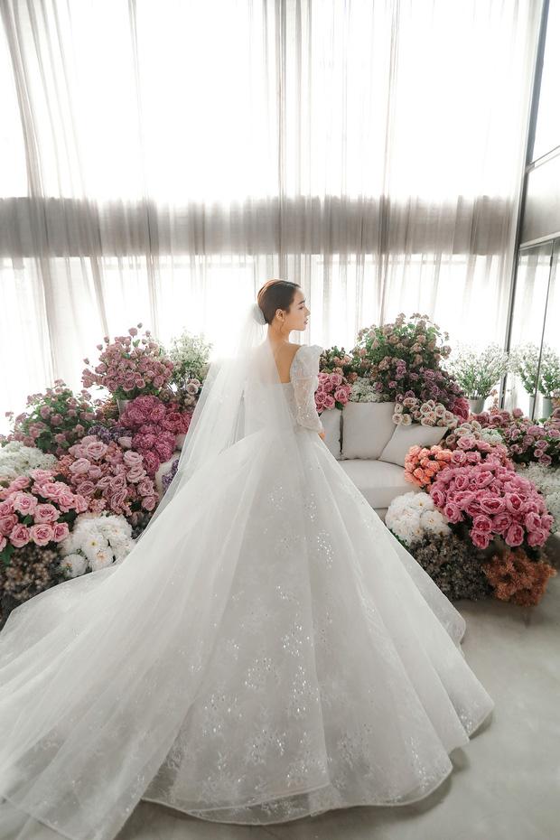 Nhã Phương mặc váy cưới siêu gợi cảm nhưng sao vòng 1 lại kỳ quặc thế này?-3