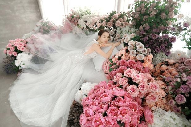 Nhã Phương mặc váy cưới siêu gợi cảm nhưng sao vòng 1 lại kỳ quặc thế này?-13