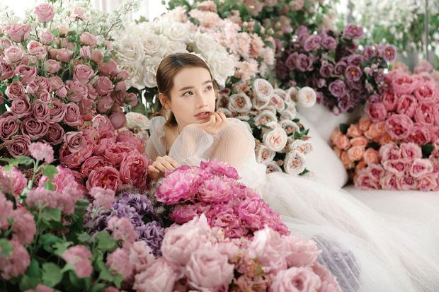 Nhã Phương mặc váy cưới siêu gợi cảm nhưng sao vòng 1 lại kỳ quặc thế này?-14