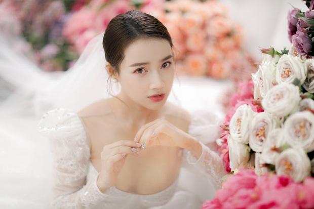 Nhã Phương đập hộp quà Trường Giang tặng kỷ niệm ngày cưới mà muốn rớt nước mắt-5