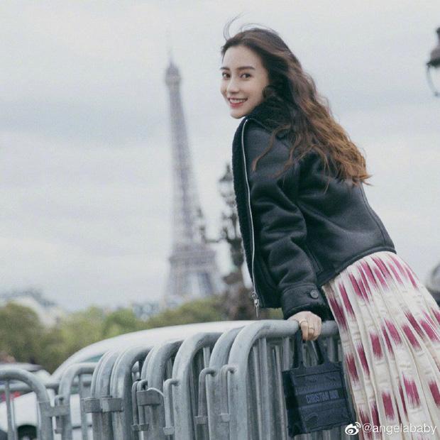 Lộ dấu vết tuổi tác trong các bức ảnh chưa photoshop nhưng Angela Baby vẫn đẹp đến nao lòng tại Paris Fashion Week-1