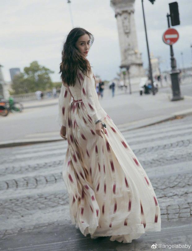 Lộ dấu vết tuổi tác trong các bức ảnh chưa photoshop nhưng Angela Baby vẫn đẹp đến nao lòng tại Paris Fashion Week-2